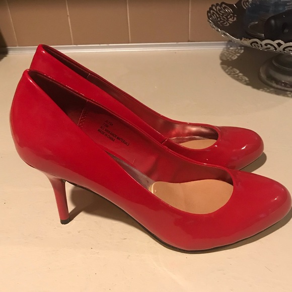 Red pumps - Picture 2 of 2